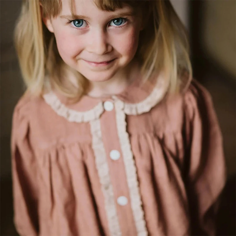 Mädchen Retro Spleißen Spitze Baumwolle Leinen Shirts Herbst Neue Revers Puppe Strickjacke Süße Und Niedliche Baby Mädchen Langarm bluse Tops – Detail 5