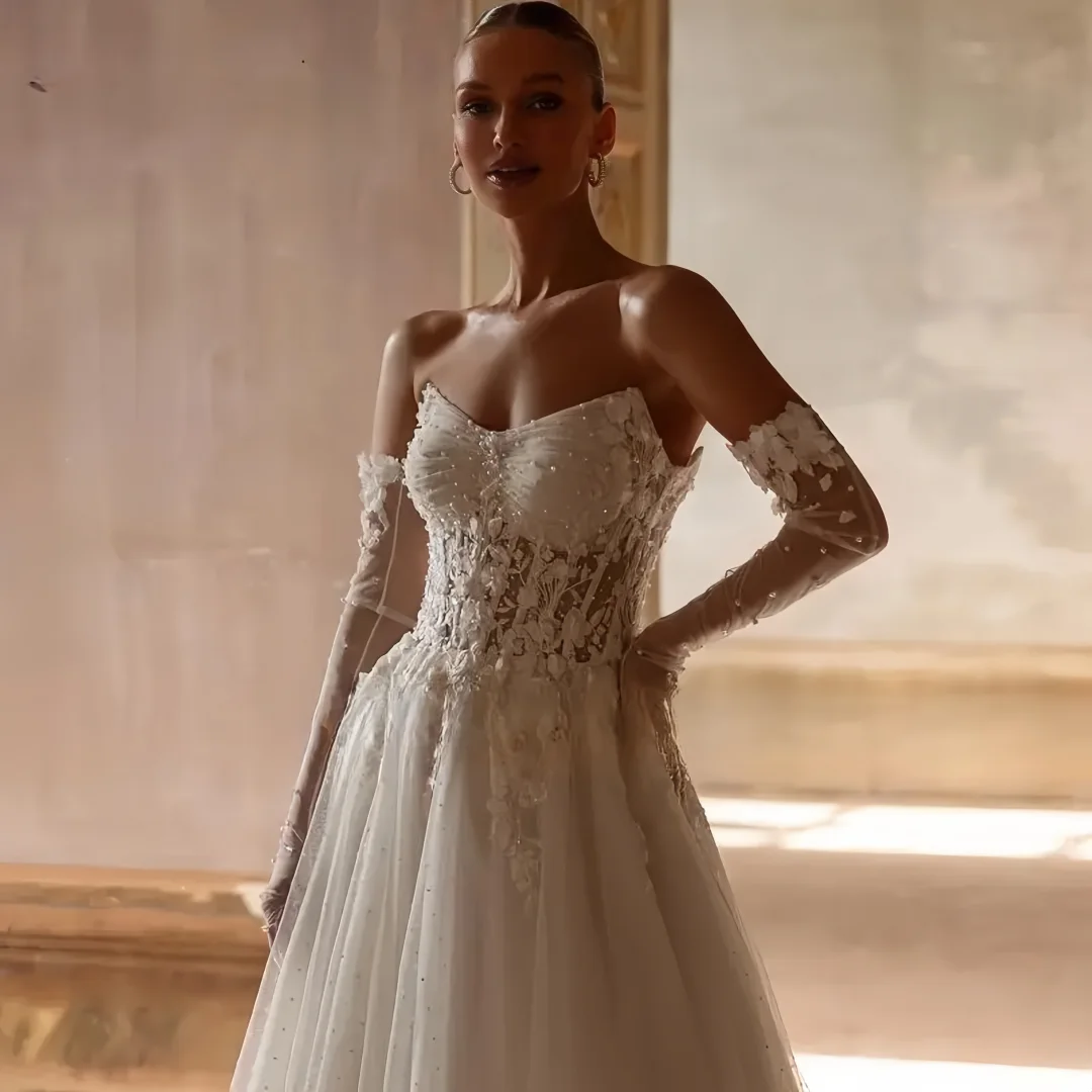 Schickes, trägerloses, abnehmbares, langes Hochzeitskleid mit Schnürung, wunderschöne Applikationen, individuelle Blumen, Prinzessin-Brautballkleid