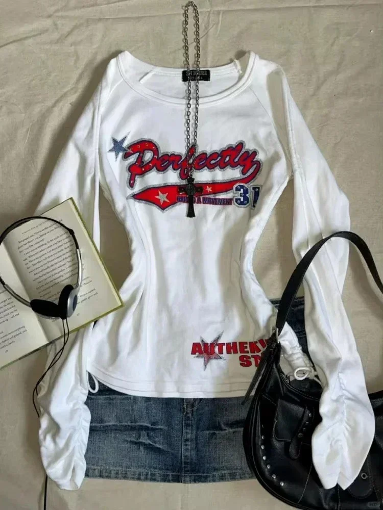 HOUZHOU Vintage Y2k t-shirty damskie biały Grunge graficzne t-shirty z długim rękawem Harajuku 2000s estetyczna odzież uliczna amerykański Retro