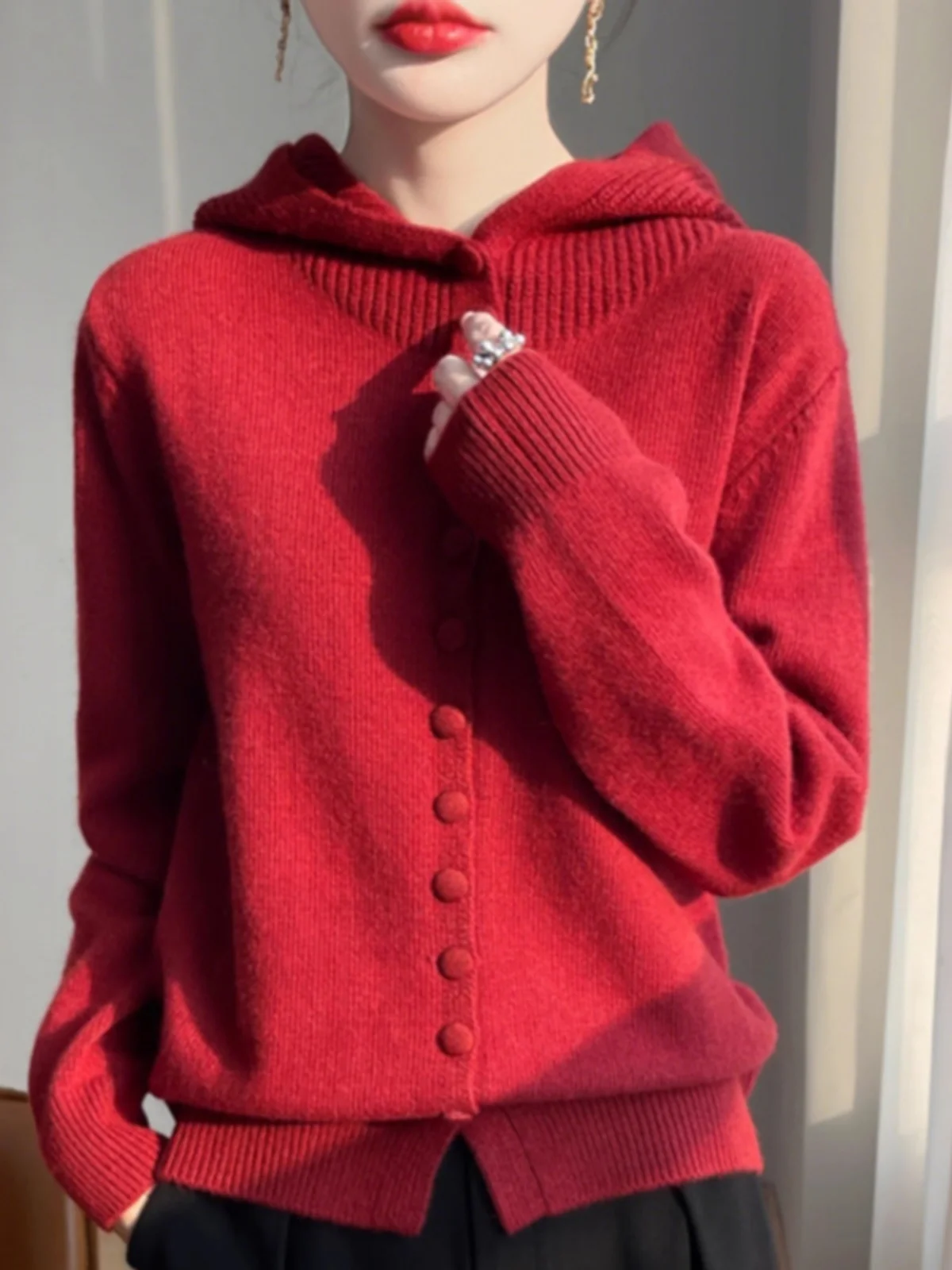 

Модный женский вязаный кардиган с капюшоном на одной пуговице, базовая модель, весна 2025, красная весенняя коллекция, для повседневной носки
