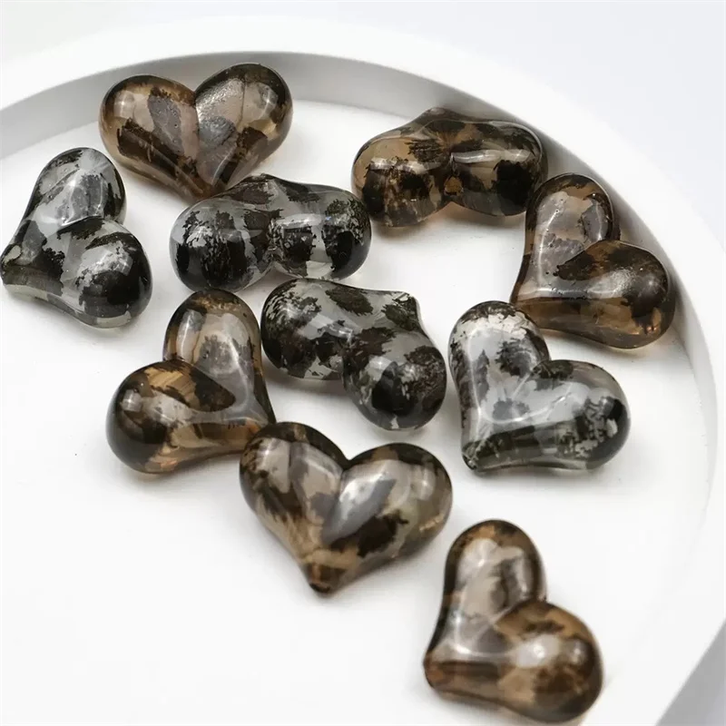 Hurtownia 50 sztuk/partia koraliki akrylowe w kształcie serc z nadrukiem w panterkę, do samodzielnego tworzenia biżuterii, odzieży, breloczków.