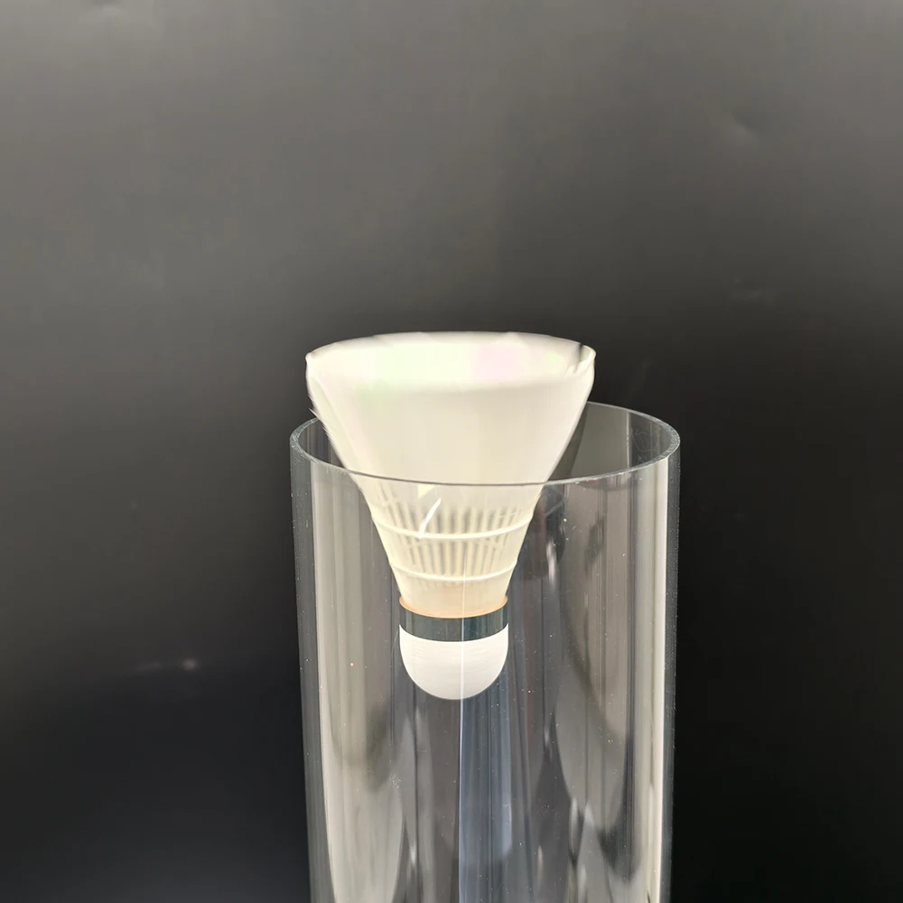 Piłeczka do badmintona turniejowa, z pióra gęsiego, zapewniająca konzystentny lot i wytrzymałość podczas zawodów.