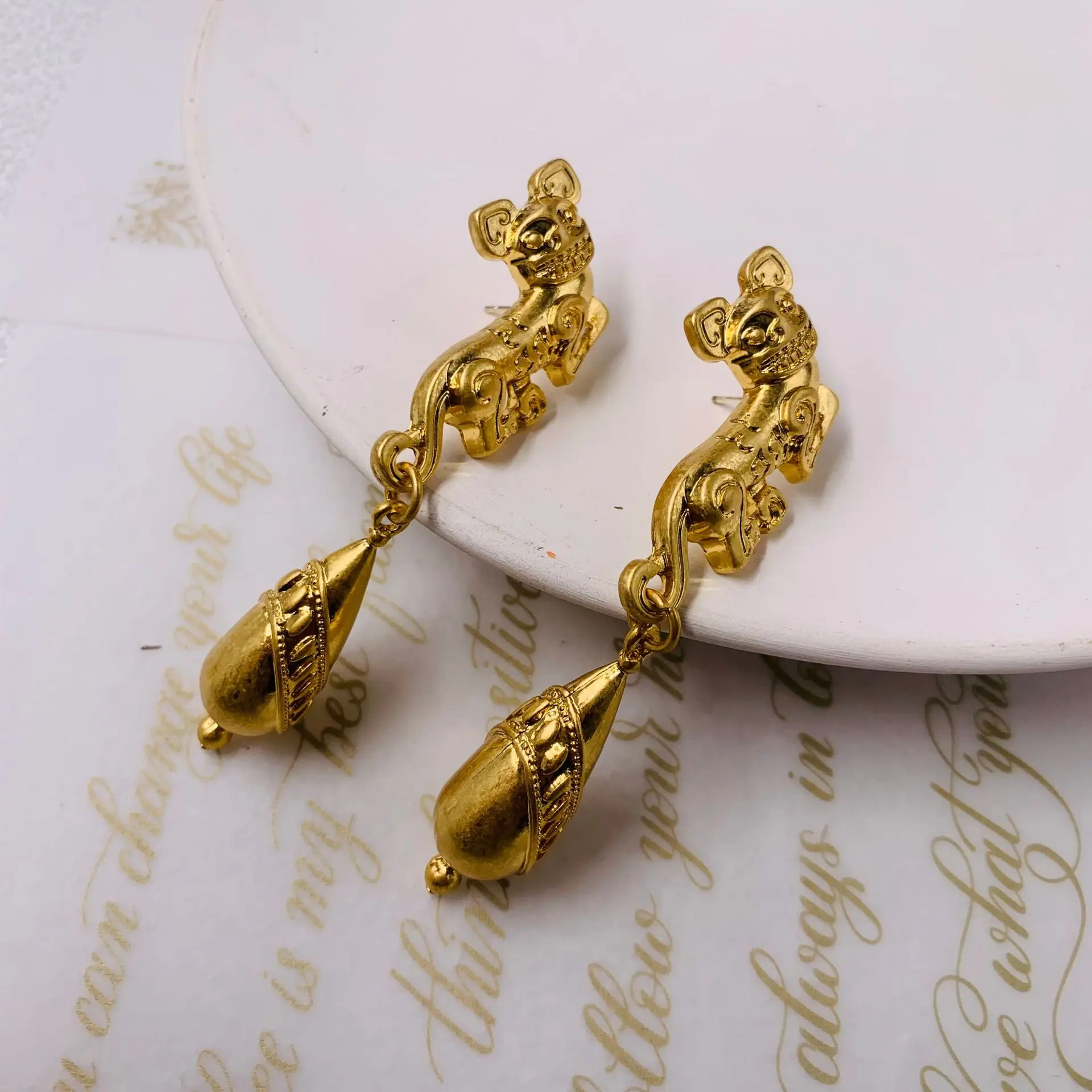 Middle Ages Vintage Western Court Small Monster Cat Earrings