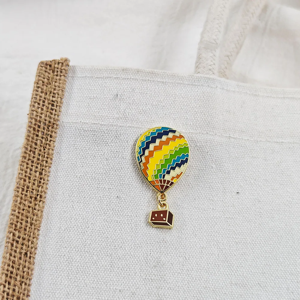 Cartoon Lila Wal Schmetterling Teetasse Young Forever Heißluftballon Brosche Niedliches Anstecknadel-Abzeichen Rucksack Kleidung Deko Geschenk für Fans – Detail 4