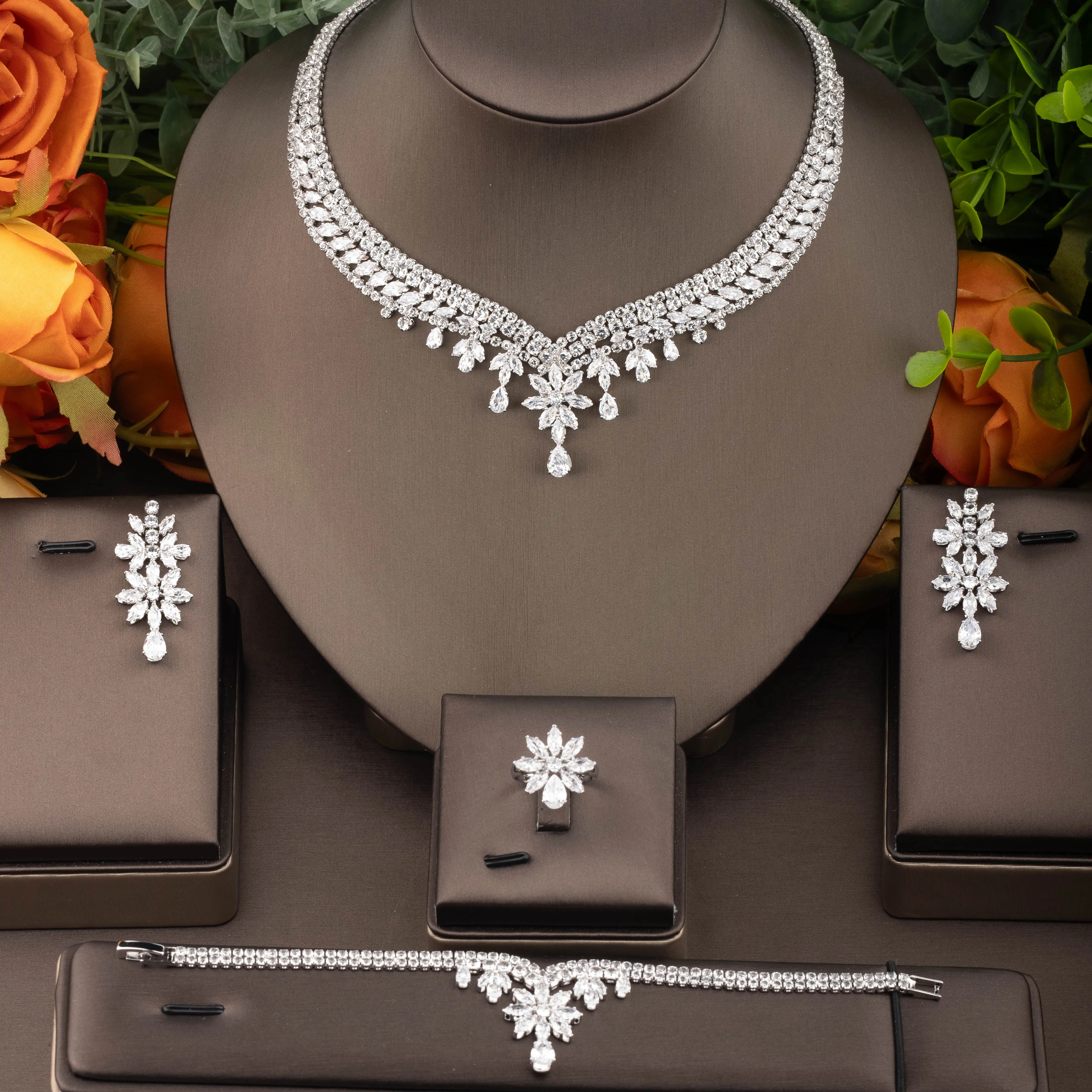 

1 Set of Elegant Arabic-Style Cubic Zirconia Leaf-Shaped Jewelry Set Suitable for Women to Wear at Weddings, Banquets, and Parties. Gift Box Not Included