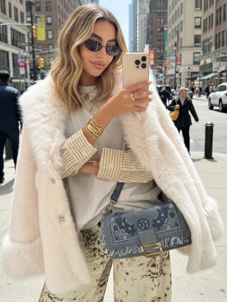 سترة نسائية متينة غير رسمية من الفرو الصناعي الأبيض مع طية صدر السترة واحدة الصدر كم كامل ملابس خارجية فضفاضة للسيدات معطف شتوي للتنقل في الشارع 2025 #1