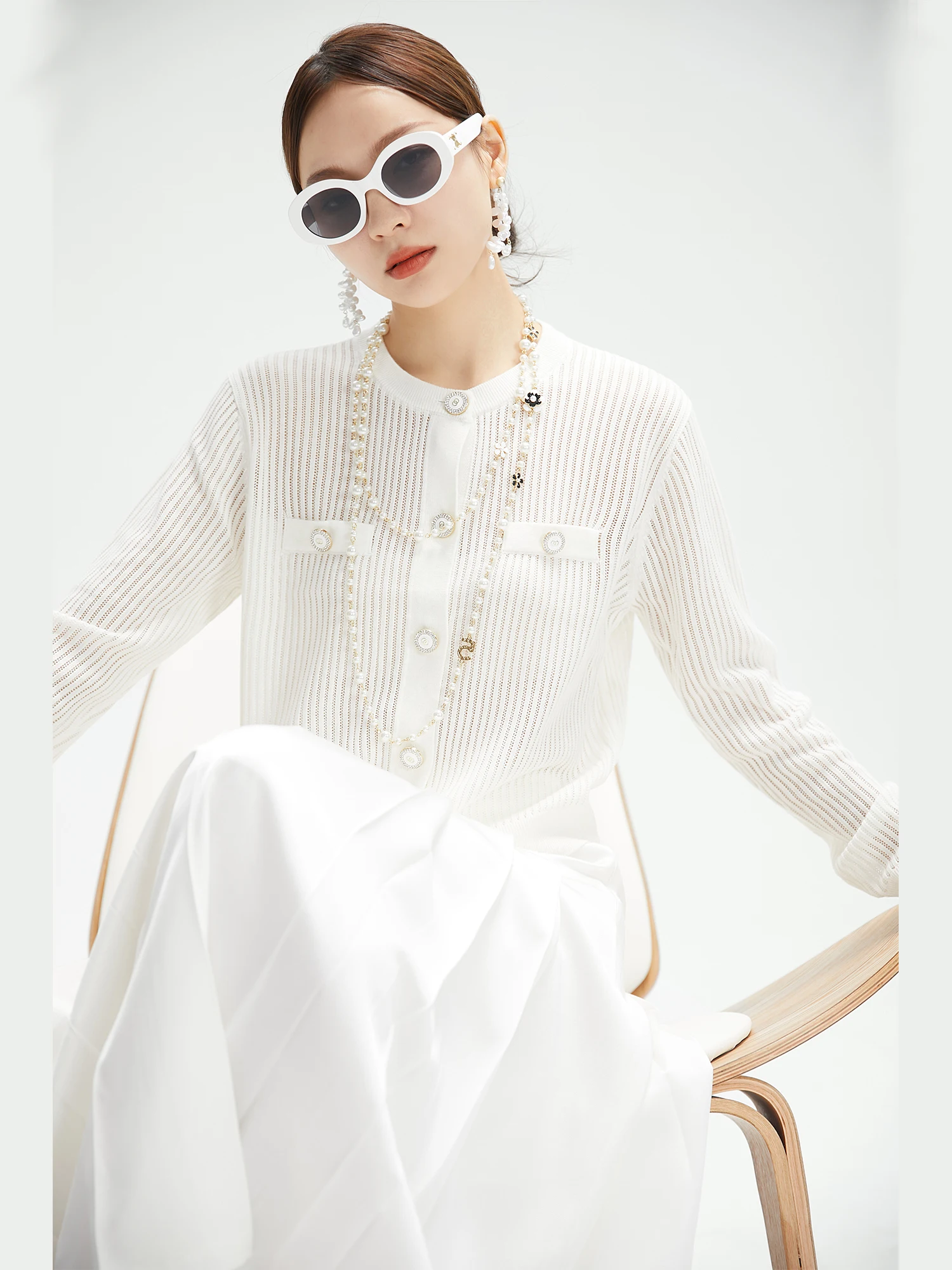 

Комплект из двух предметов: вязаный кардиган из овечьей шерсти GONGJIU с ажурным узором и свободная юбка из ацетатной ткани.