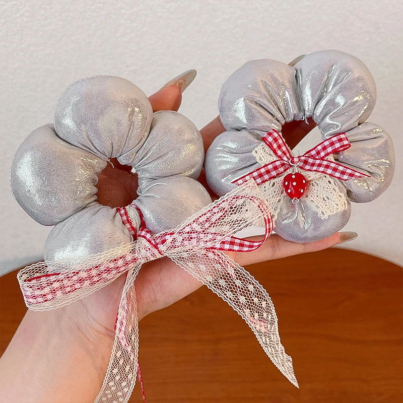 2026 Neue Niedliche Gepolsterte Blumen-Stoff-Scrunchies für Frauen und Mädchen in Silberfarbe mit Hochelastischer Gingham-Schleife und Erdbeer-Pferdeschwanz-Haargummi – Detail 6