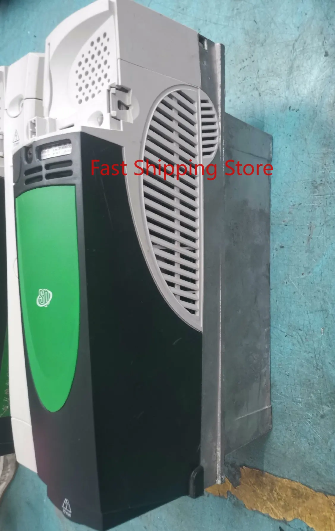 العاكس SP2403 في حالة عمل جيدة مع ضمان 3 أشهر
