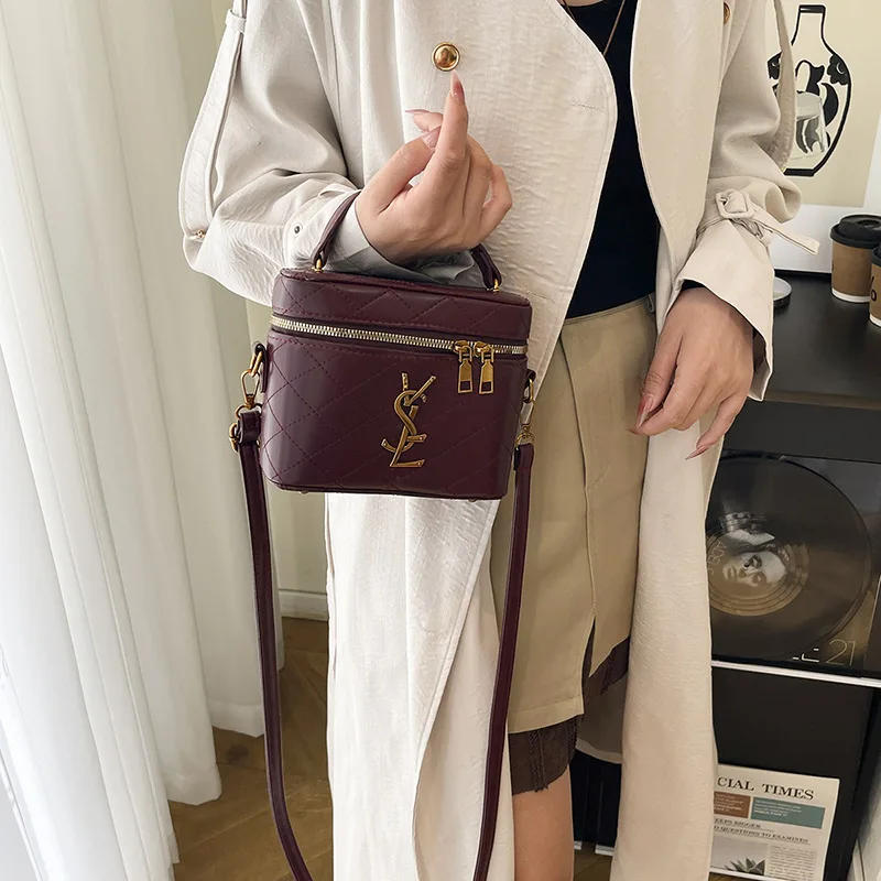 حقيبة صندوق الموضة النسائية لعام 2025 حقيبة يد مربعة صغيرة أنيقة متعددة الاستخدامات للكتف ومحفظة كروس للنساء حقيبة يد عصرية للاستخدام اليومي