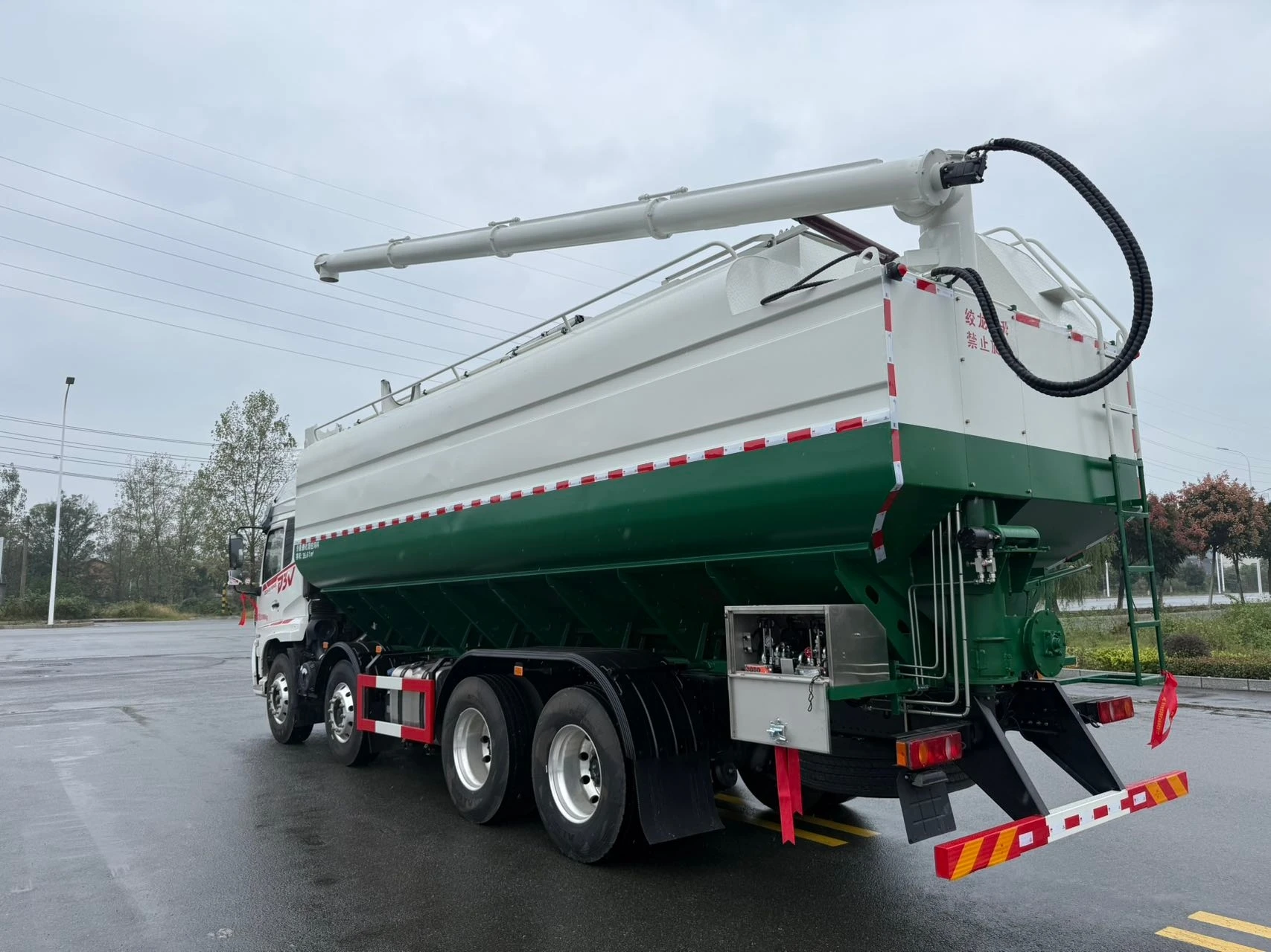 Standard Equipped ABS, Driving Recorder and Central Control Lock Improve Driving Safety and Management Feed Logistics Fleets