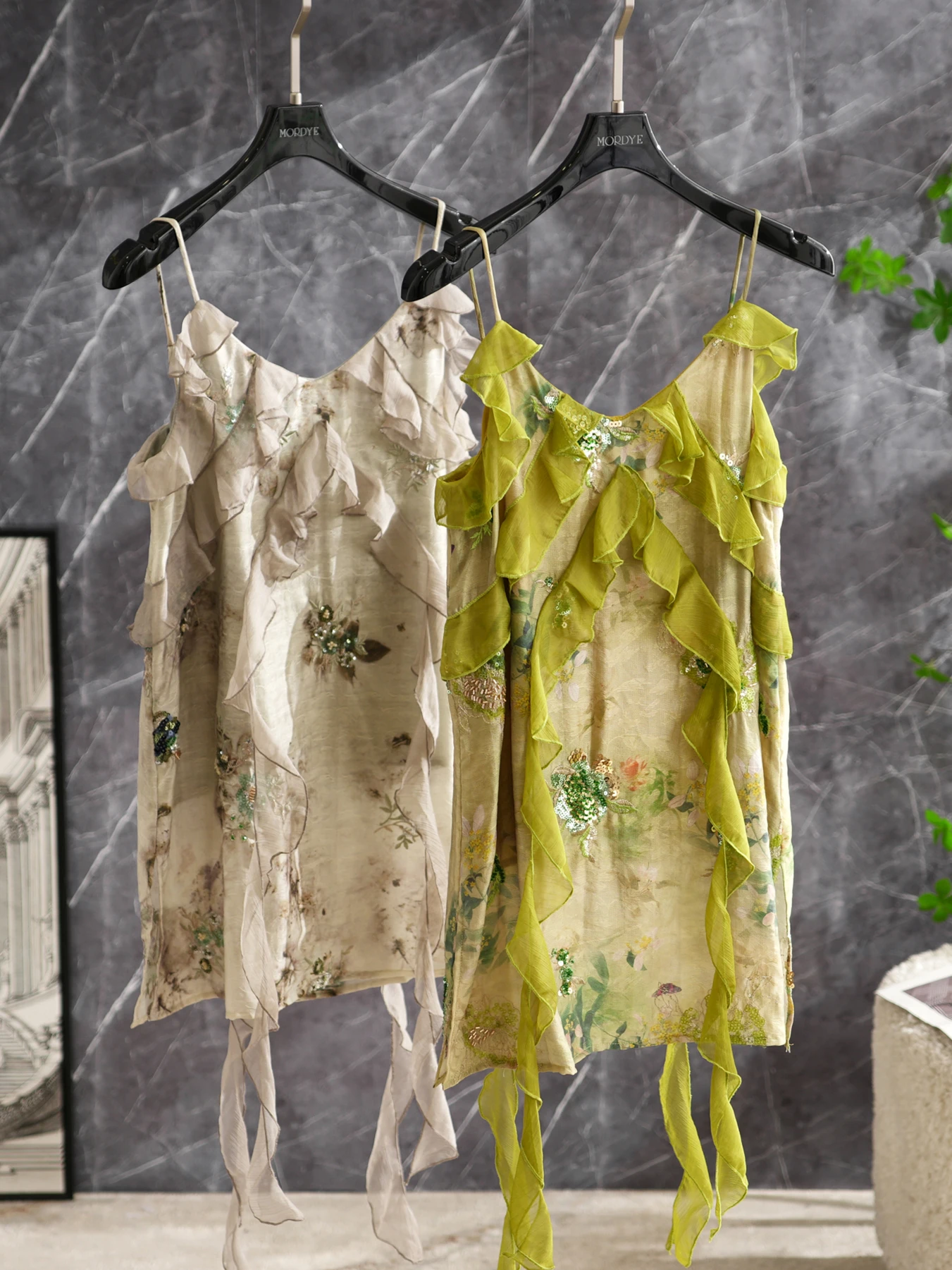 

Ling Guang Zhe Bi Chinese Style Silk Vest Heavy Embroidery Gradient Lotus Leaf Strap Top Women's Fashion Summer Outerwear