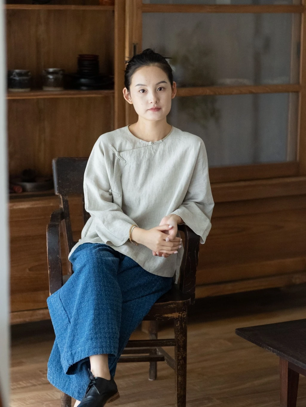 

Льняная рубашка свободного кроя с косым воротником, создающая ощущение расслабленности, оригинальный дизайн, круглый вырез, стандартная длина рукава.