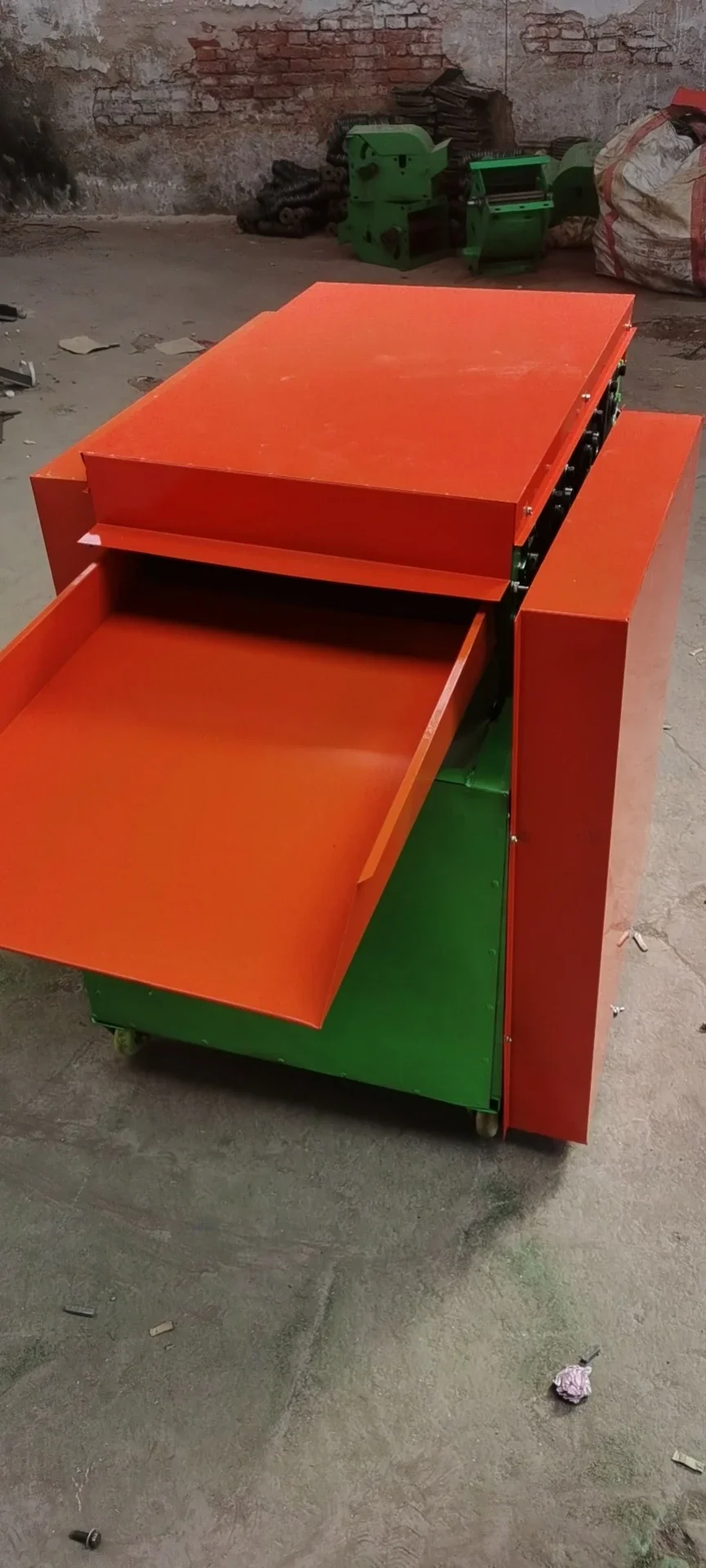 Easy-to-operate leaf and stem separator Multifunctional stem and leaf separator