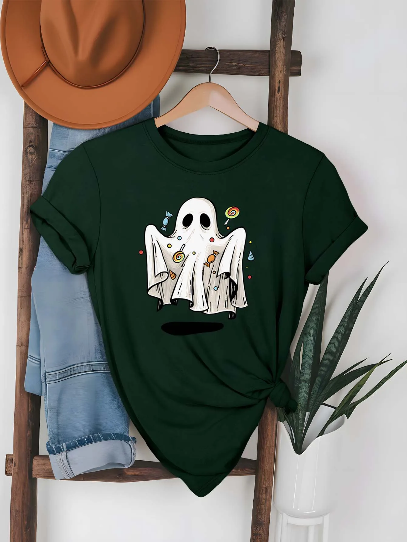 

Хэллоуин-призрак больших размеров, окруженный сладкими конфетами, забавная модная одежда