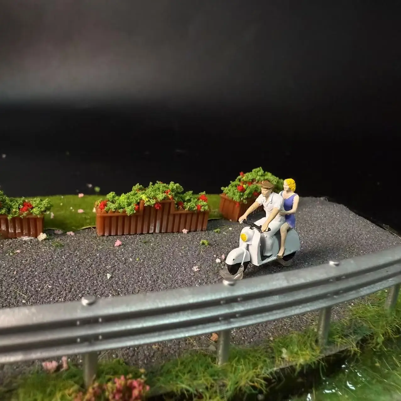 نموذج زوجين يركبان الدراجات مصنوع من الراتنج بمقياس 1/64 للرسم اليدوي وديكور مشهد السيارات