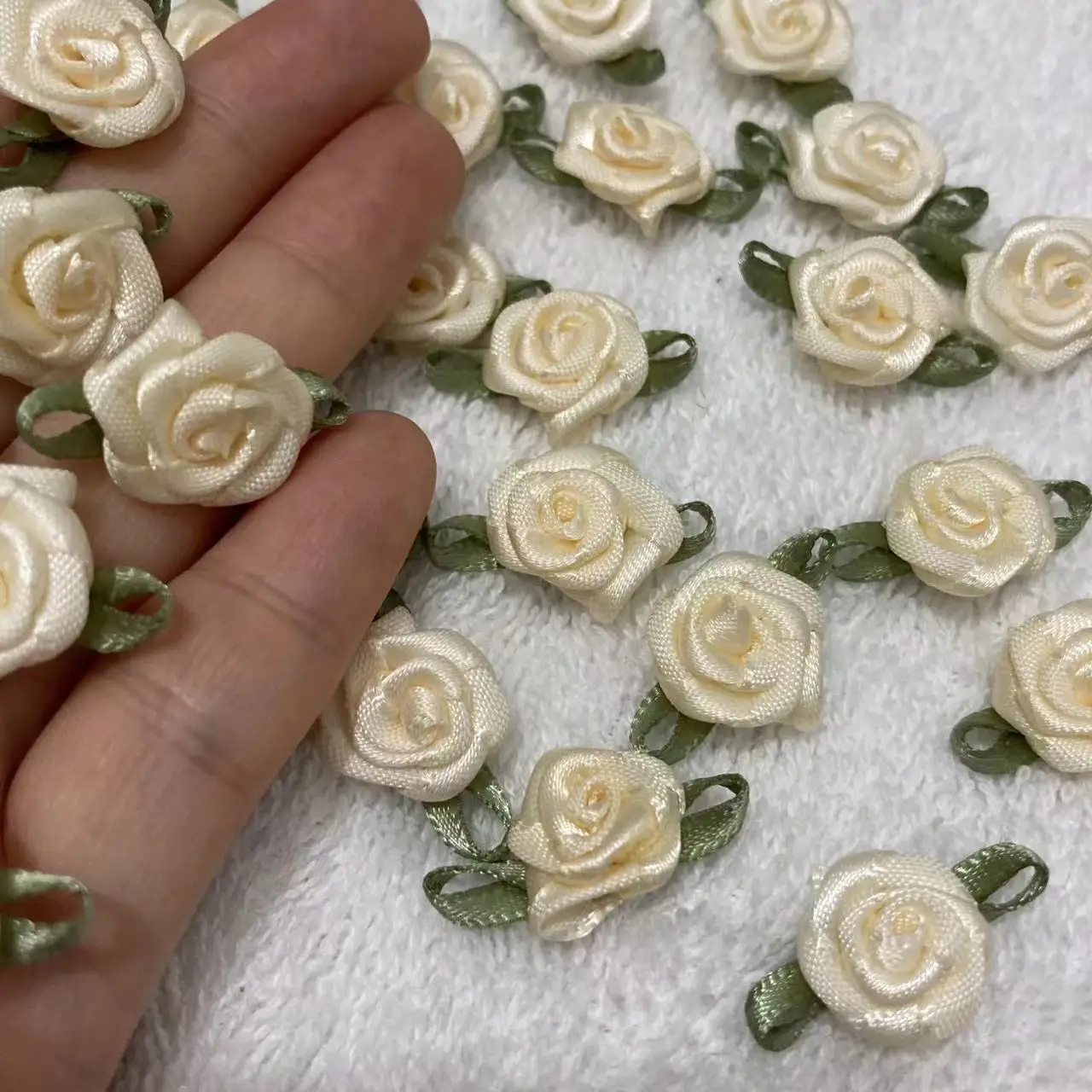 Mini teste di fiori di rosa artificiale albicocca per realizzare applicazioni di nastri di raso artigianali per accessori per la decorazione di