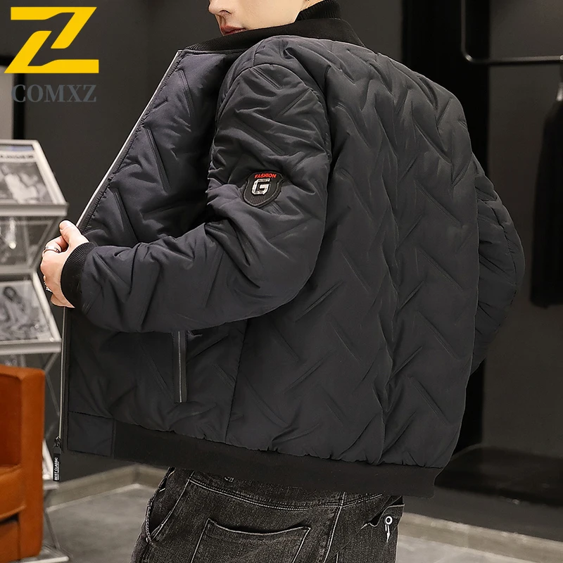 COMXZ ผู้ชาย 2025 ใหม่อินเทรนด์อเนกประสงค์เสื้อแจ็คเก็ตผ้าฝ้ายหนาป้องกันความเย็นอบอุ่นคอตั้งกลางแจ้งลำลองหลวมเสื้อแจ็คเก็ตผ้าฝ้าย