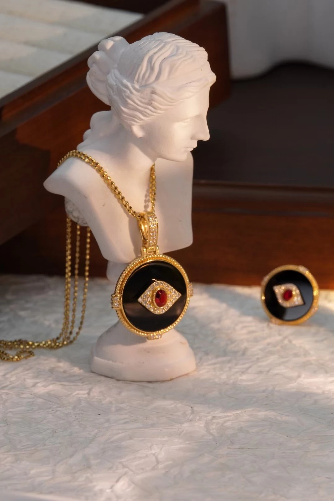 

Evil Eye 18K Gold Plated Round Black & Red Agate Ring Bracelets Necklaces Set Deep And Charming Black Color Look Jewelry Custom
