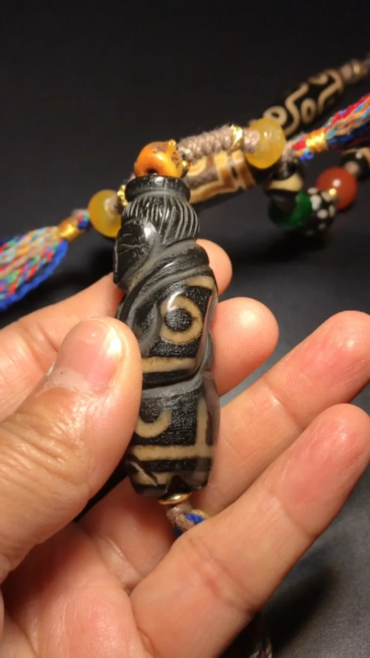 Unique Tibetan Old Agate Dzi Carved Guiren Figure 9 Eyes Beads Necklace J0428