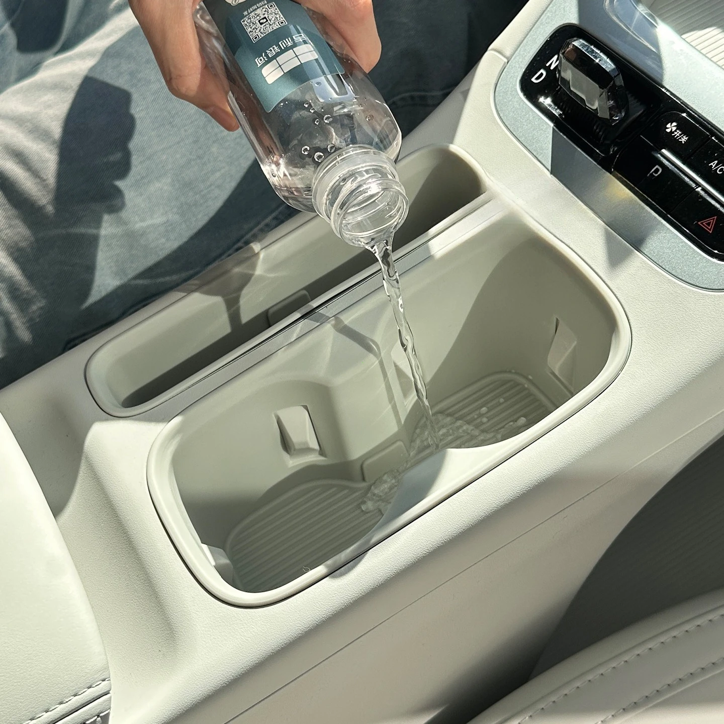 Für Geely EX2 / Proton EMA S 5 2026 Silikon-Getränkehalter Aufbewahrungsbox Mittelkonsolen-Organizer Einlegefach Rutschfester Becherhalter – Detail 4