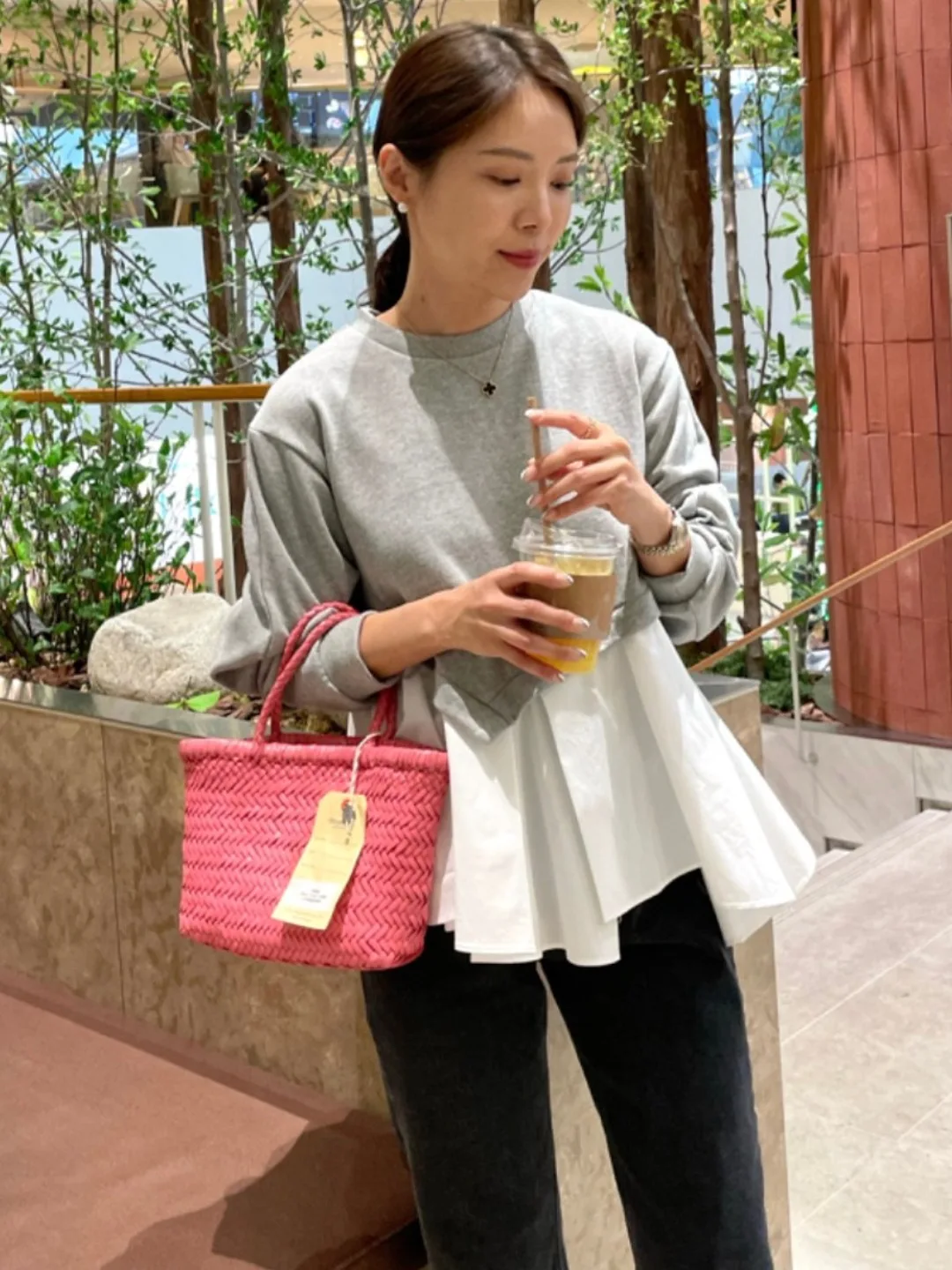 Elegancka Jesienno-Zimowa Nowa Koreańska Asymetryczna Bluza z Falbanką i Kolorowym Blokowaniem, Uniwersalna Damska