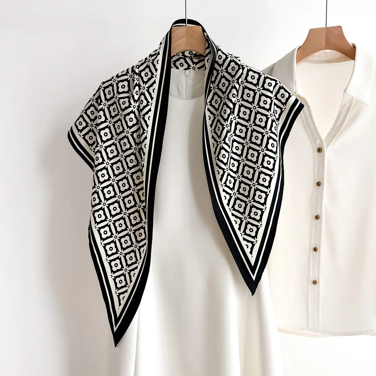 

Модный квадратный шарф с принтом для женщин, мягкие атласные шарфы из искусственного шелка, банданы, роскошный хиджаб, элегантный шейный платок, шаль, накидка.