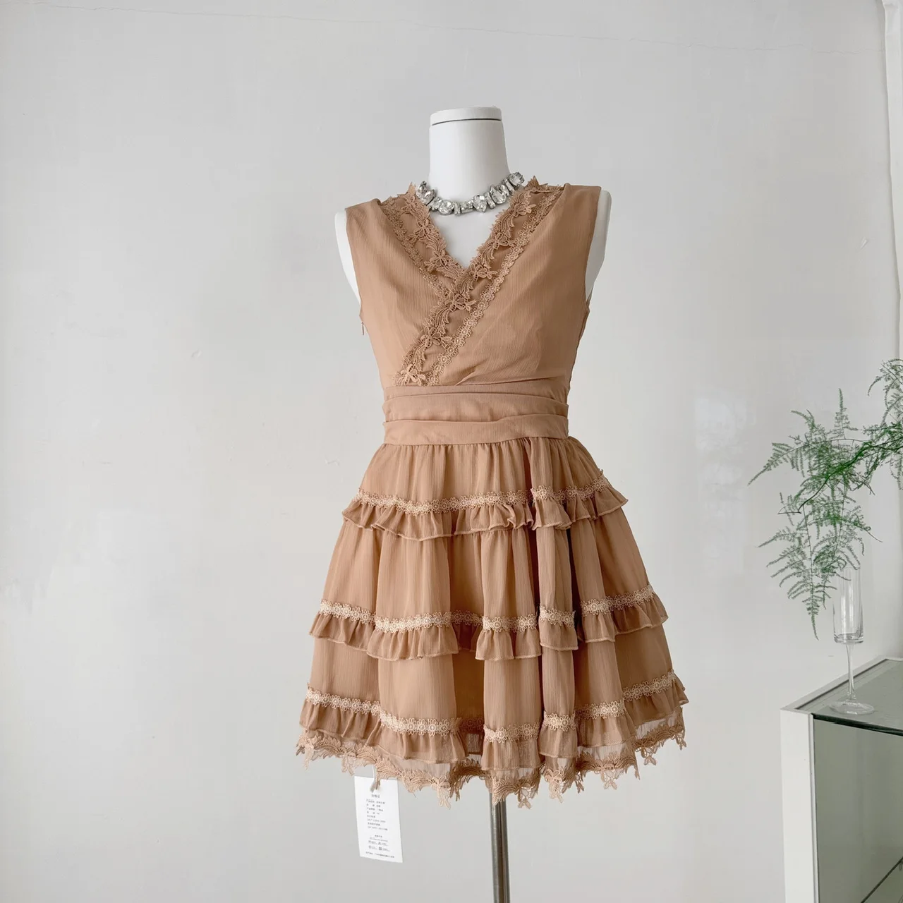 

Elegant Multi-Layer Lace Sensual Dress Spring Summer New Style V-Neck Midi Skirt Sleeveless Loose Waist Sensation Dress