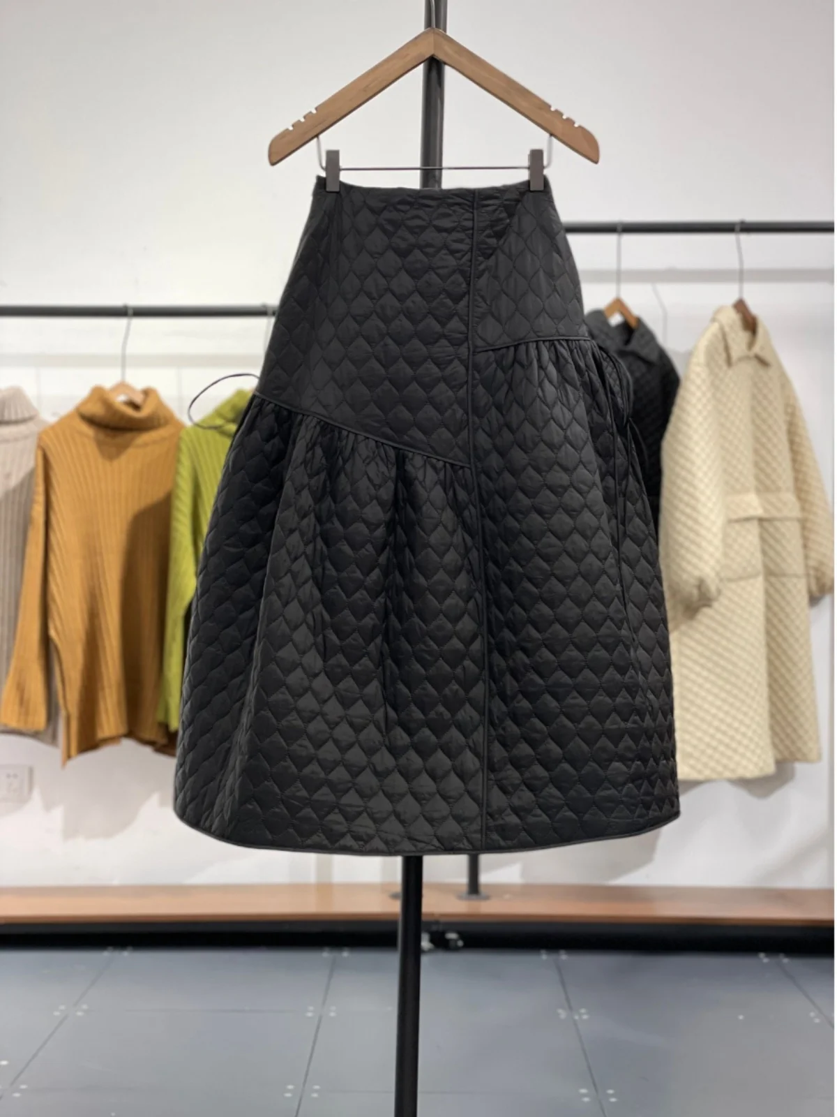 تنورة نصفية عالية الخصر بخصر مطاطي سميك على طراز هيبورن للخريف والشتاء للنساء مع نقش ماسي