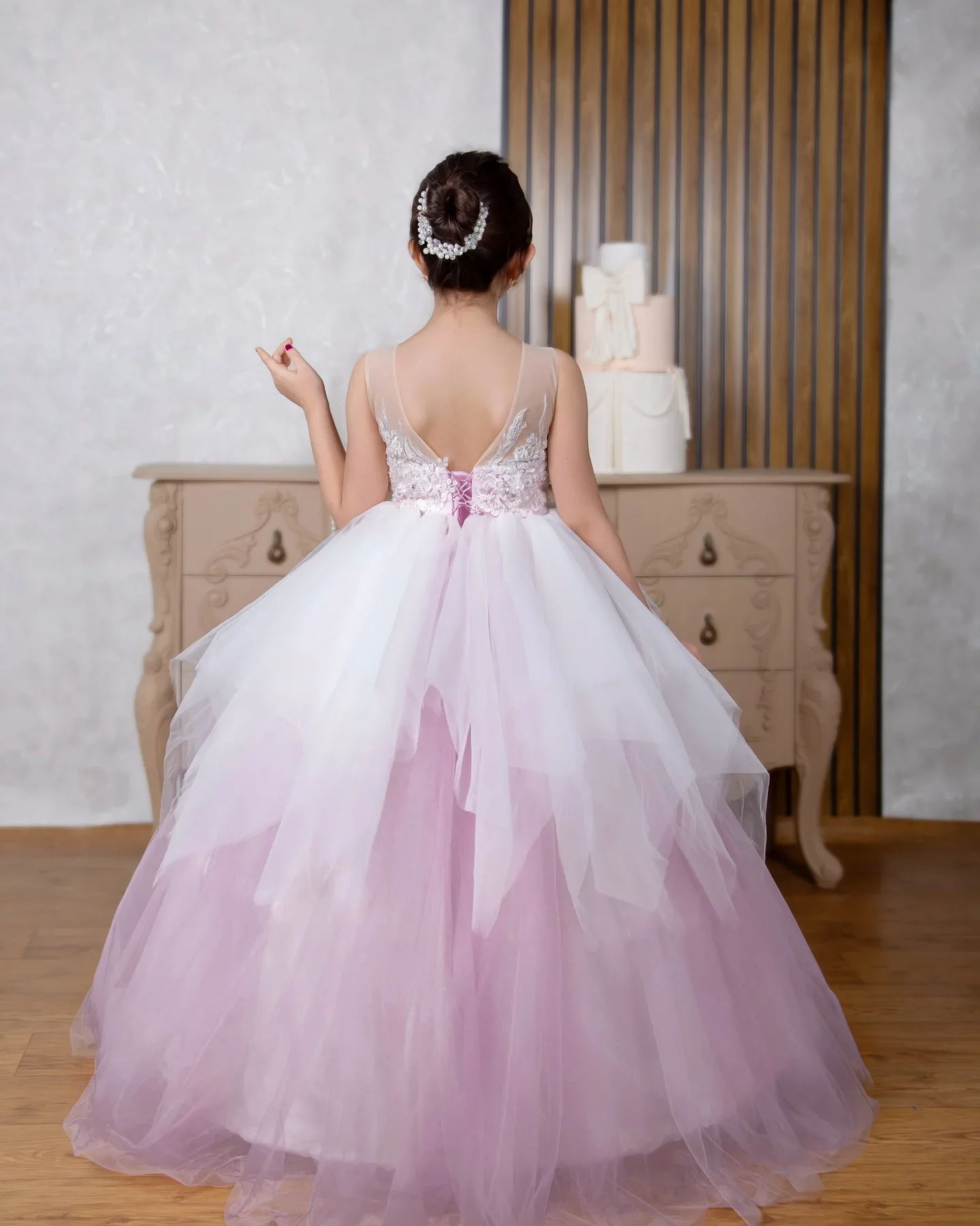 ピンクと白のフラワーガールドレス 結婚式用 チュール 誕生日パーティー ボールガウン フロアレングス シアーネックライン 特別な機会のドレス