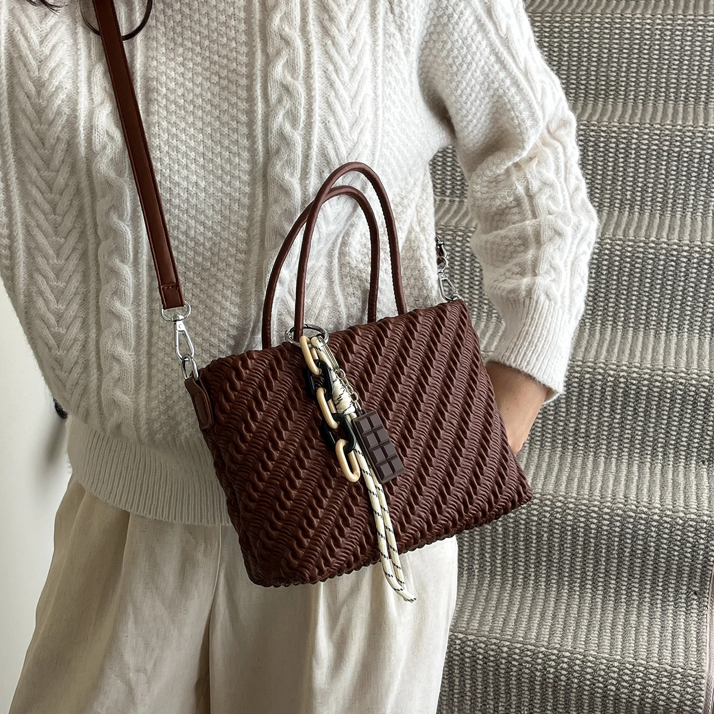 

Новинка 2025 года, модные ручные ведра для женщин, осенне-зимние сумки Weaven, большая вместительная сумка на плечо, повседневная большая сумка