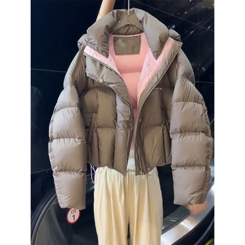 سترة نسائية قصيرة من القطن 2025 شتاء جديد تصميم كوري عادية سميكة دافئة مقنعين معطف الخبز العصرية نسيج البوليستر