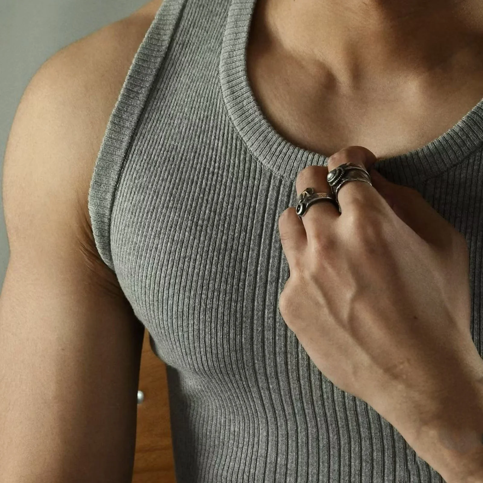 Wydrążone pulowerowe topy Męskie topy z dekoltem w kształcie litery O, bez rękawów, z długim rękawem i wysokimi elastycznymi ramionami, wydrążony wzór w jednolitym kolorze dla A