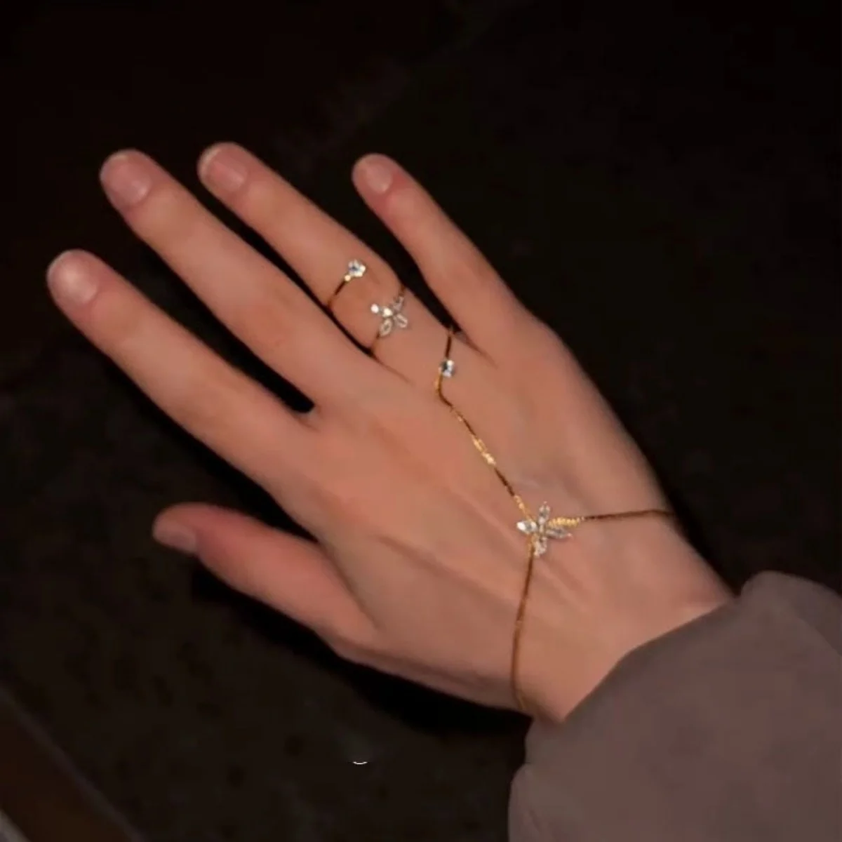 Funkelnde Zirkon-Schmetterlings-Blumen-Fingerketten-Armbänder für Damen und Herren, elegante, modische Tier- und Blumen-Ringarmreifen, zierlicher Schmuck – Detail 6
