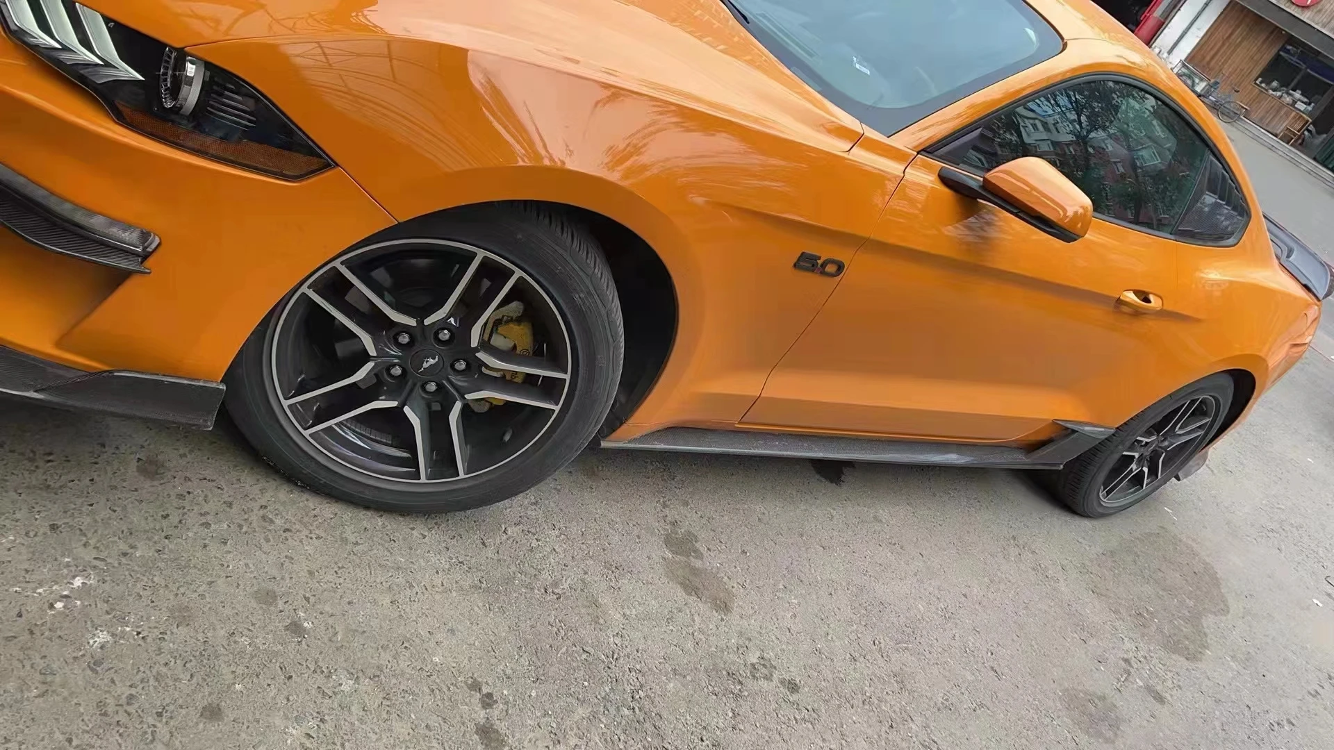 Minigonne laterali per auto in vera fibra di carbonio Bodykit Estensione paraurti Copertura gonna laterale per Mustang 15-23