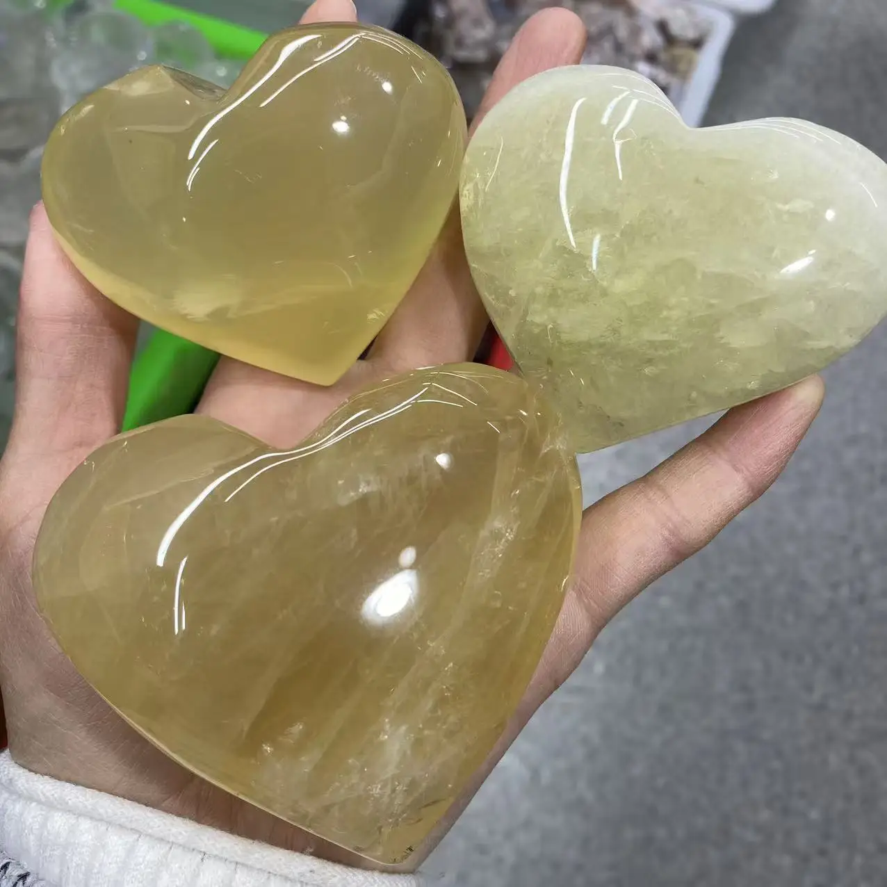 

Natural lemon crystl quartz heart, with healing properties, suitable for home, office, aquarium decoration, demagnetization di