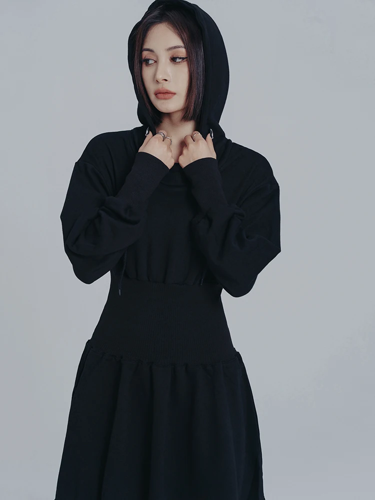 [EAM] Women Black Big Size Elasitc Waist Mini Dress New Hooded Long Sleeve Loose Fit Fashion Tide Spring Autumn 2024 1DF0709