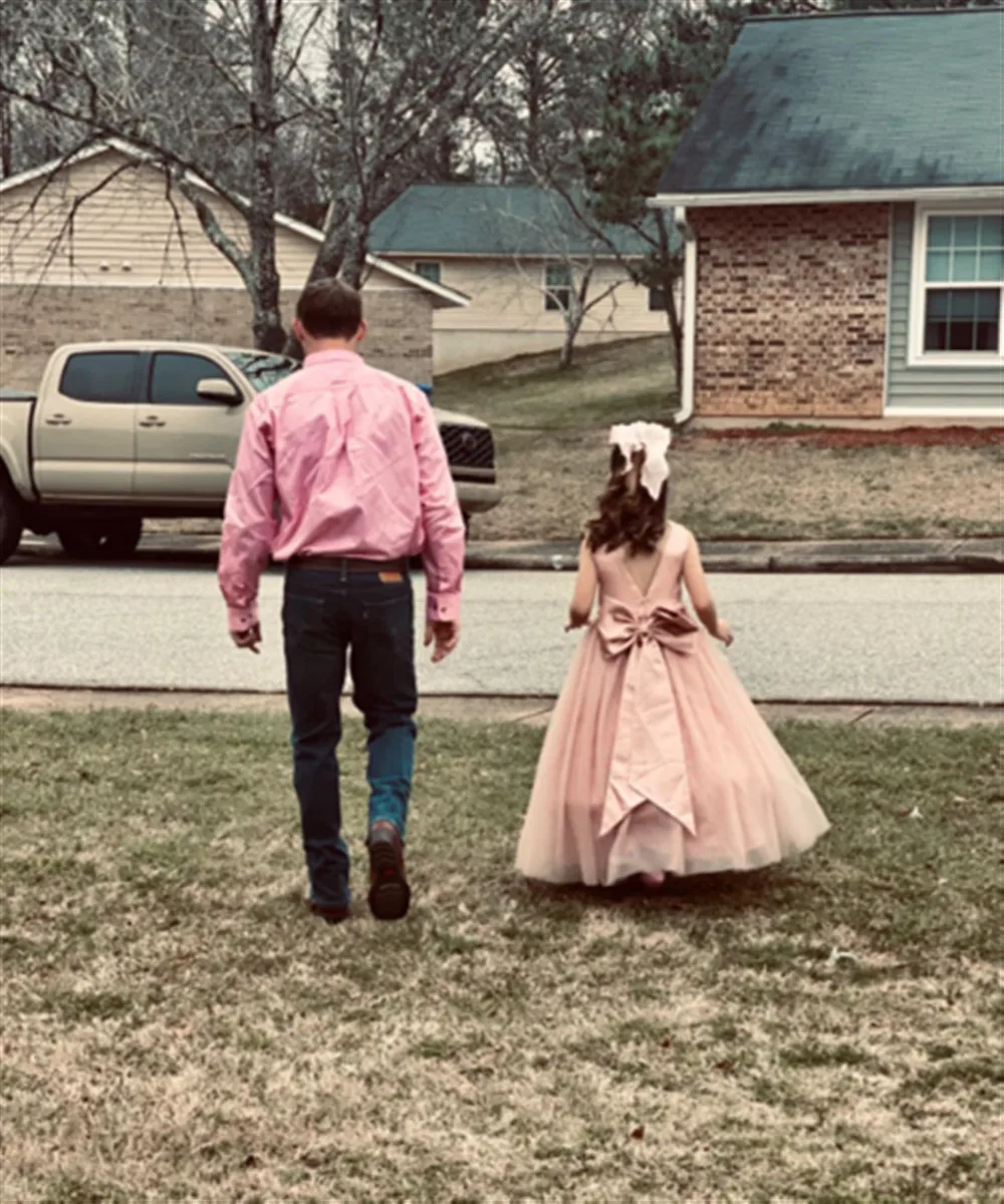 カスタマイズされたかわいいフラワーガールのウェディングドレスサテンノースリーブリボンプリンセス誕生日パーティープロムパフォーマンス子供初聖体拝領ガウン