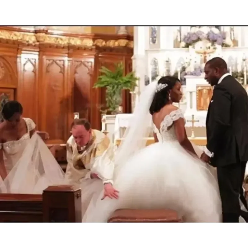 Abiti da sposa personalizzati con volant a strati africani Abiti da sposa con scollo a cuore bianco Maniche ad aletta Cintura con perline Sweep Train Abiti da sposa