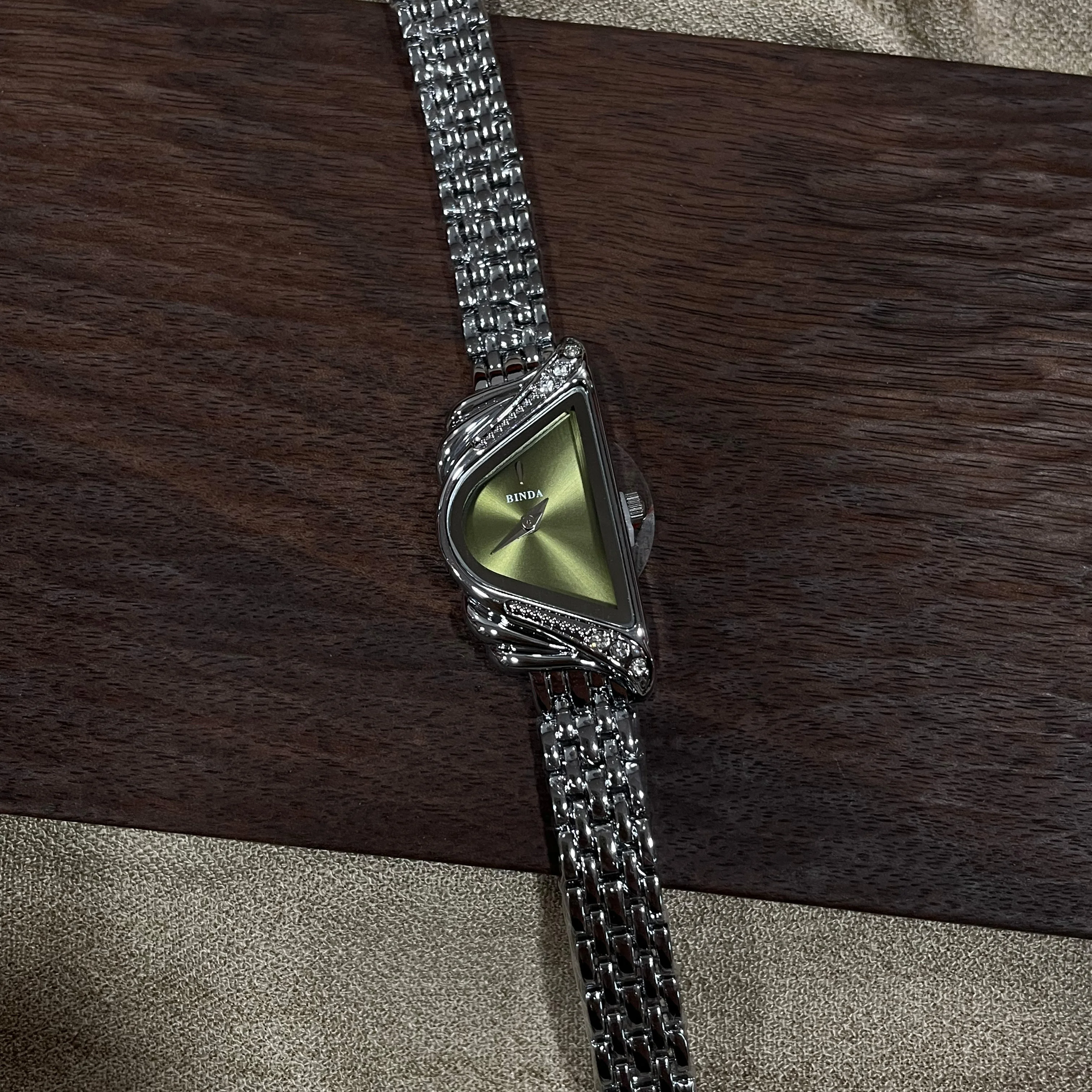 Binda 2025 Reloj de cuarzo con esfera mínima azul y caja plateada para mujer, resistente al agua hasta 30 m, regalo elegante con caja y ajustador de correa