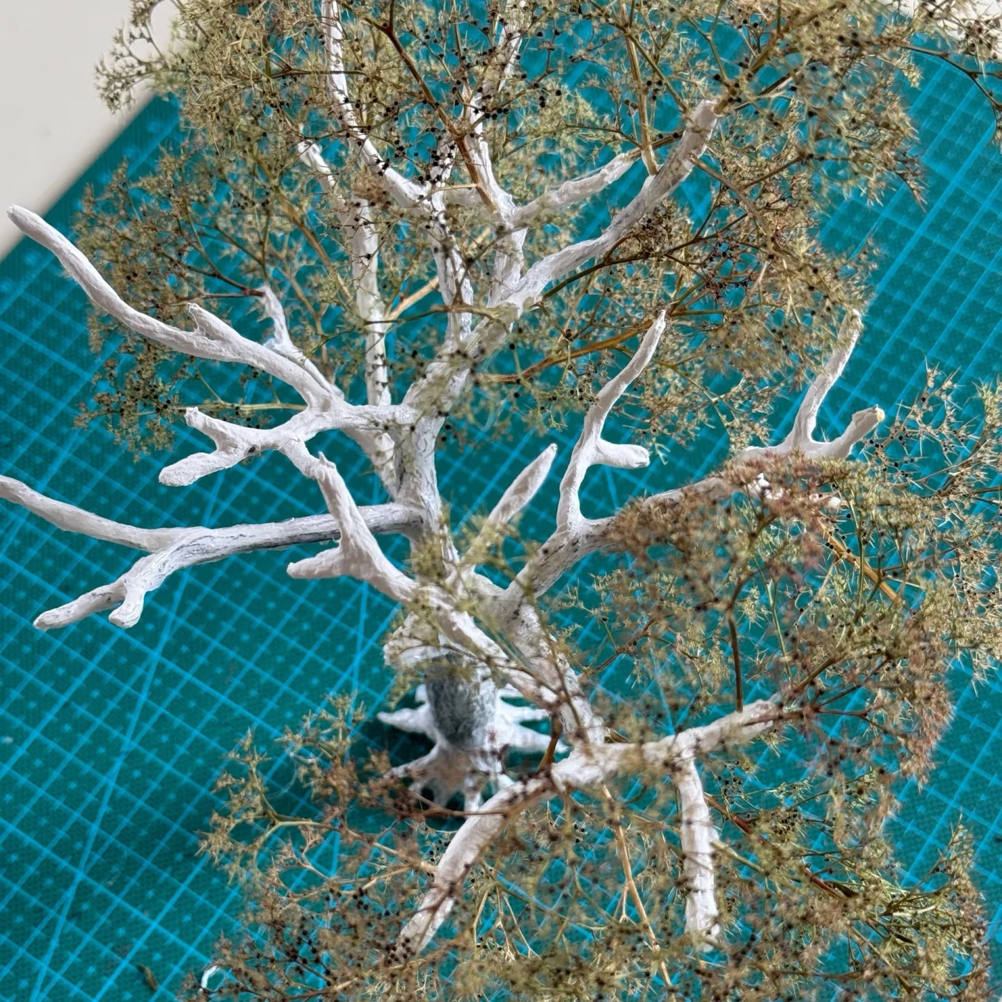 Materiały roślinne do modelarstwa: pianka morska/mozaika morska, drzewka, akcesoria, do tworzenia miniaturowych lasów, krzewów w modelach budowlanych, modelach kolejowych.