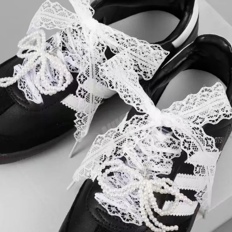 Niedliche Spitzen-Schnürsenkel für Damen- und Mädchenschuhe, flache breite Schnürsenkel für Sneaker und Stiefel, modische Schuhzubehörteile in Schwarz und Weiß. – Detail 4