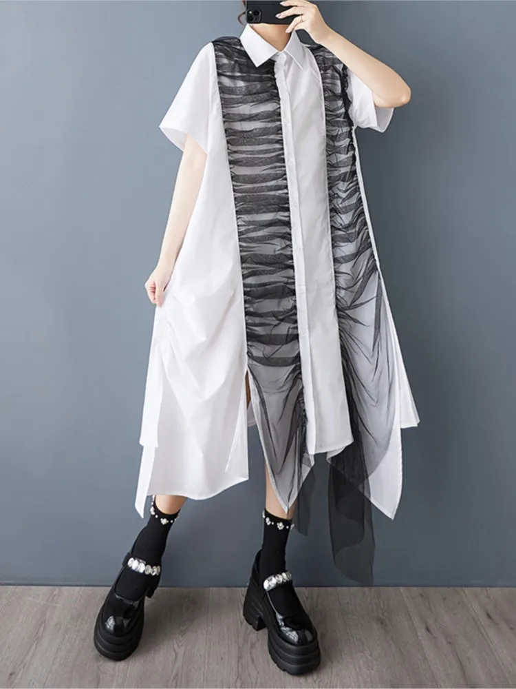 Długa letnia sukienka koszulowa damska oversize z nieregularnymi wstawkami z siateczki, plisowana, modna, luźna sukienka damska w stylu casual.