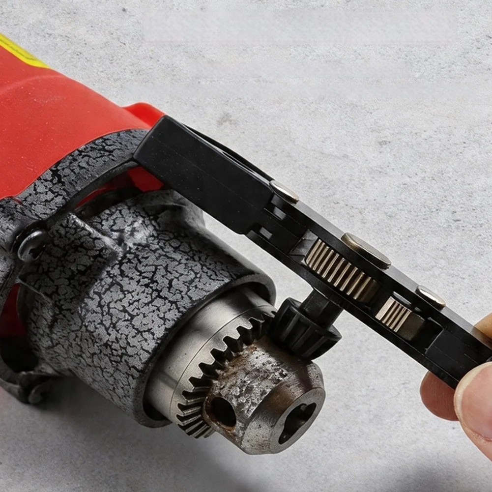 Reversible Ratchet Wrench Set Including Extension Rod and Bit Holder for Efficient Tightening and Loosening Operations