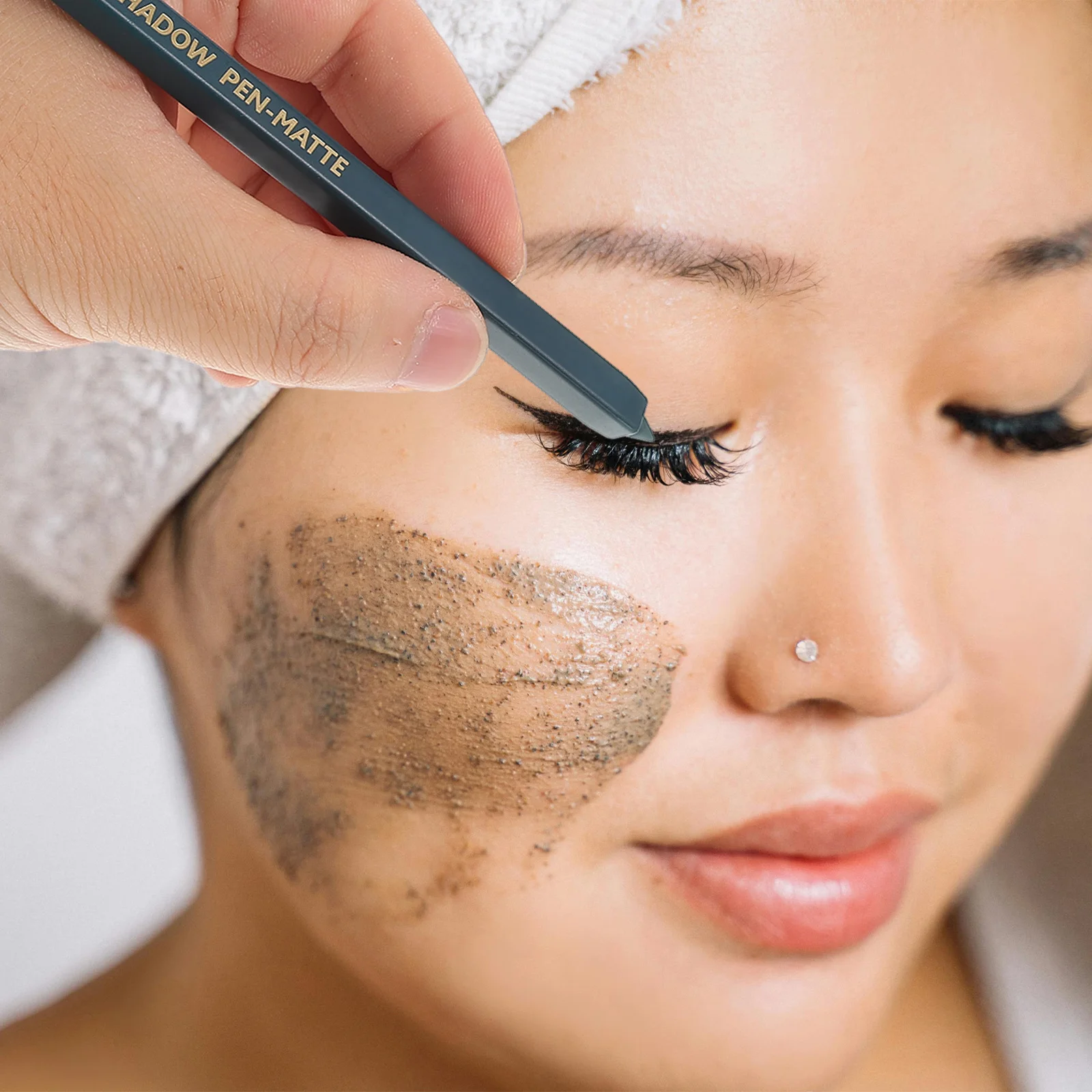 مجموعة واحدة من عصا ظلال العيون المحمولة غير اللامعة، طويلة الأمد، متعددة الاستخدامات للسهرات اليومية، تبدو سهلة الإنزلاق، قلم مكياج للنساء، مستحضرات التجميل