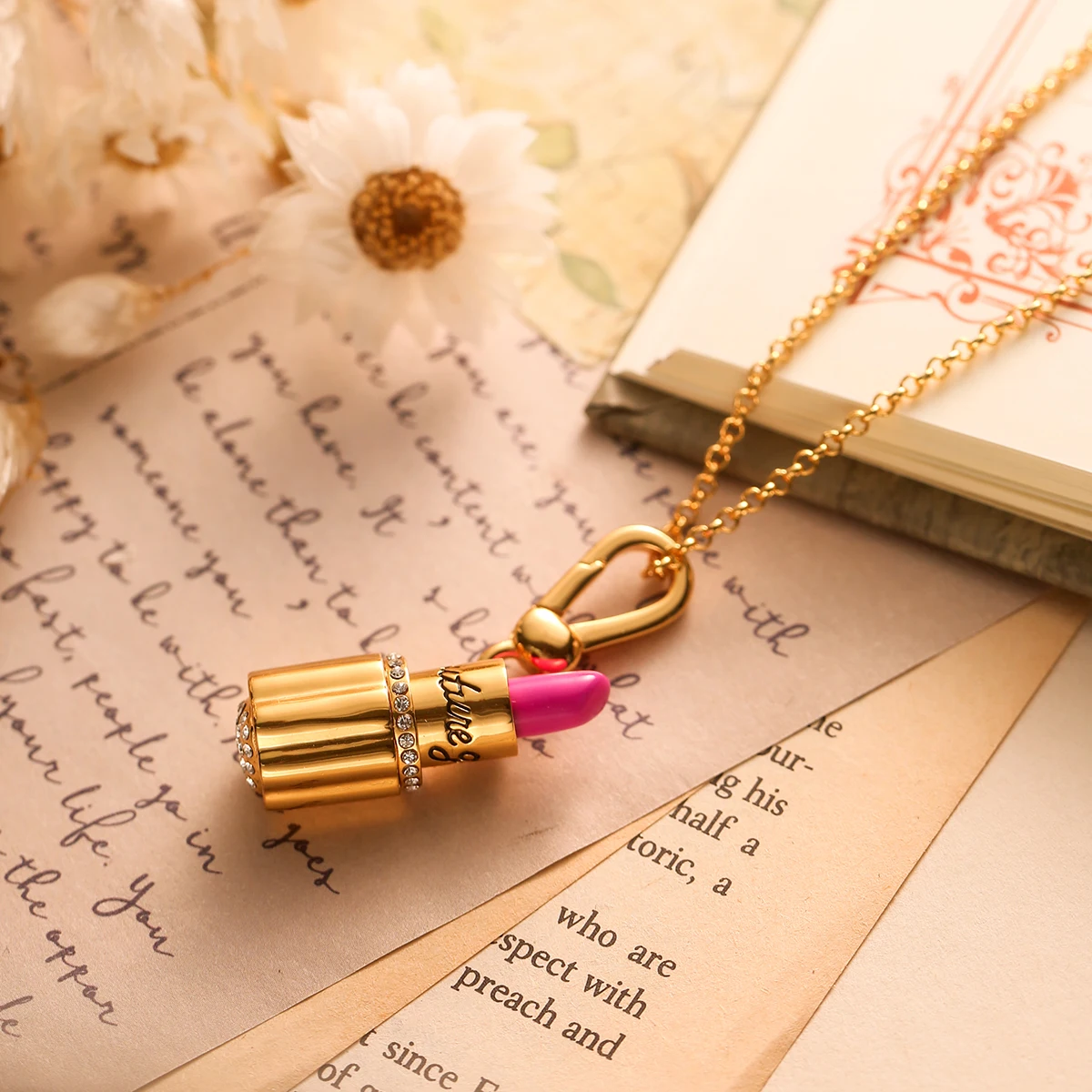 

1Pc Exquisite Luxury Niche Enamel Diamond-encrusted Lipstick,Heart-shaped Gold Tube Movable Necklace Pendant Jewelry Keychain