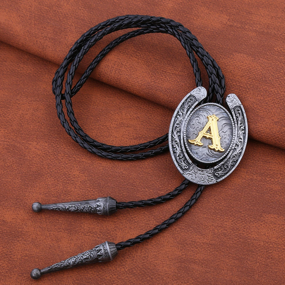 

Sue Che Men's Bolo Tie Retro U-Shaped Horseshoe Design with Golden English Alphabet 'A-Z' Nameplate
