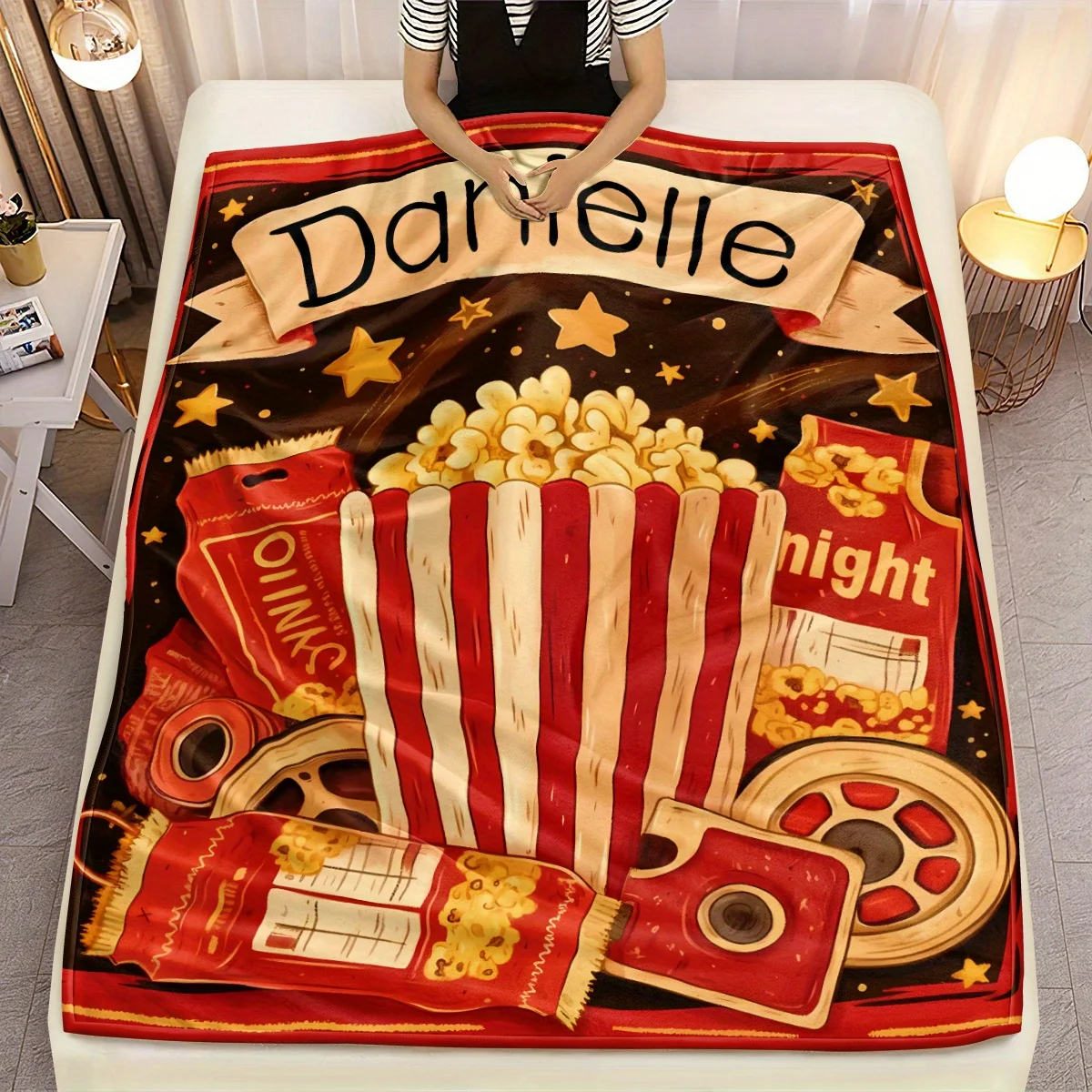 Personalisierte Flanelldecke „Popcorn Movie Night“ – weicher, leichter Überwurf mit individuellem Namen, rot-weiß gestreiftem Design, perfekt