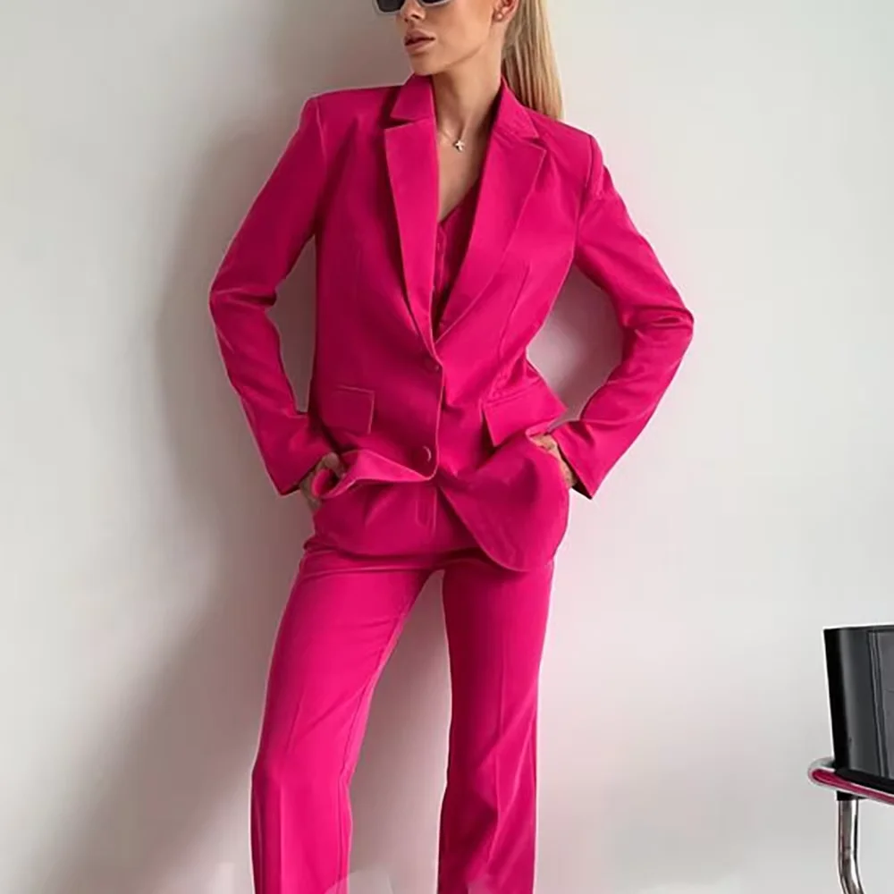 

Новый женский костюм-тройка цвета розовой розы: пиджак, брюки и жилет. Формальный вечерний наряд для вечеринок и повседневной офисной носки.