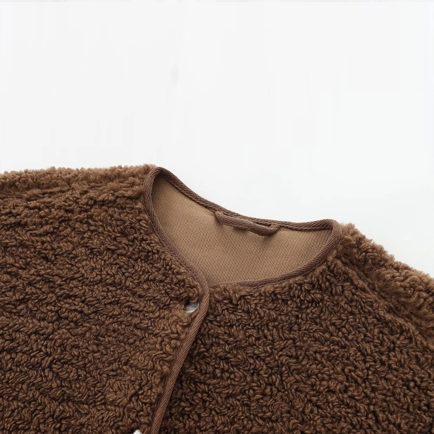 سترة أنيقة دافئة من الصوف الناعم بزر واحد للنساء، موضة خريفية جديدة لعام 2025 من ماركة زادا، بأكمام طويلة وياقة مستديرة